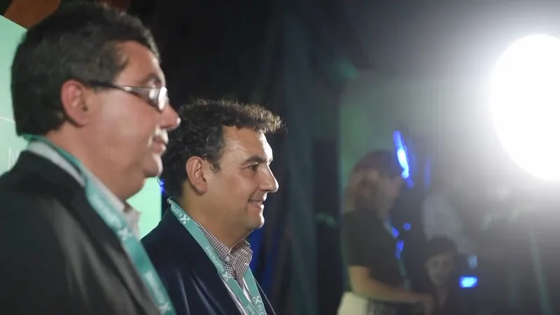 Dos asistentes conversan durante un evento.