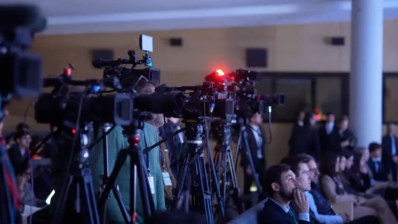 Cámaras y equipos audiovisuales preparados para cubrir un evento.